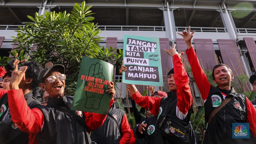 Pendukung pasangan Capres-Cawapres Ganjar Pranowo dan Mahfud MD memberikan dukungan jelang Debat Capres Kelima di JCC Senayan, Jakarta, Minggu (4/2/2024). (CNBC Indonesia/Faisal Rahman)