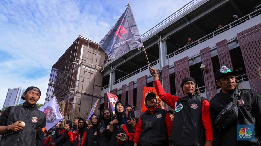Pendukung pasangan Capres-Cawapres Ganjar Pranowo dan Mahfud MD memberikan dukungan jelang Debat Capres Kelima di JCC Senayan, Jakarta, Minggu (4/2/2024). (CNBC Indonesia/Faisal Rahman)