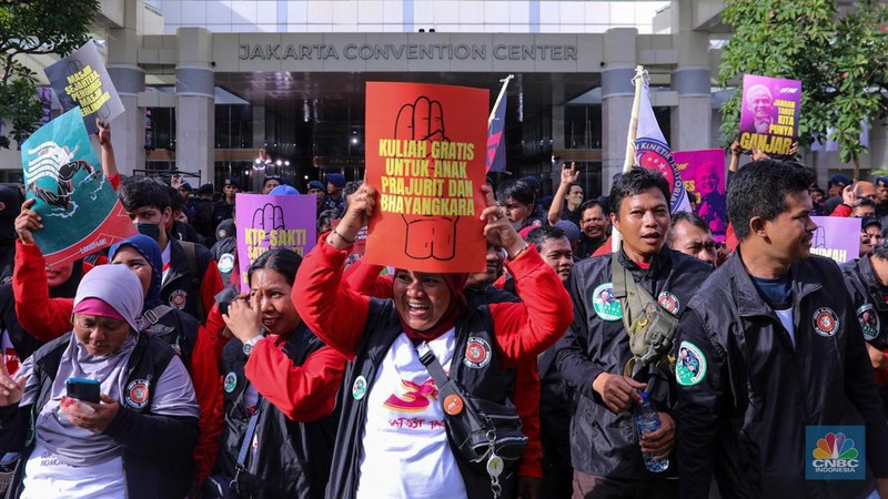 Pendukung pasangan Capres-Cawapres Ganjar Pranowo dan Mahfud MD memberikan dukungan jelang Debat Capres Kelima di JCC Senayan, Jakarta, Minggu (4/2/2024). (CNBC Indonesia/Faisal Rahman)