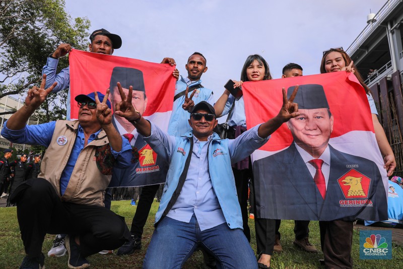 Pendukung pasangan Capres-Cawapres Prabowo Subianto dan Gibran Rakabuming Raka memberikan dukungan jelang Debat Capres Kelima di JCC Senayan, Jakarta, Minggu (4/2/2024). (CNBC Indonesia/Faisal Rahman) Pendukung pasangan Capres-Cawapres Prabowo Subianto dan Gibran Rakabuming Raka memberikan dukungan jelang Debat Capres Kelima di JCC Senayan, Jakarta, Minggu (4/2/2024). (CNBC Indonesia/Faisal Rahman)