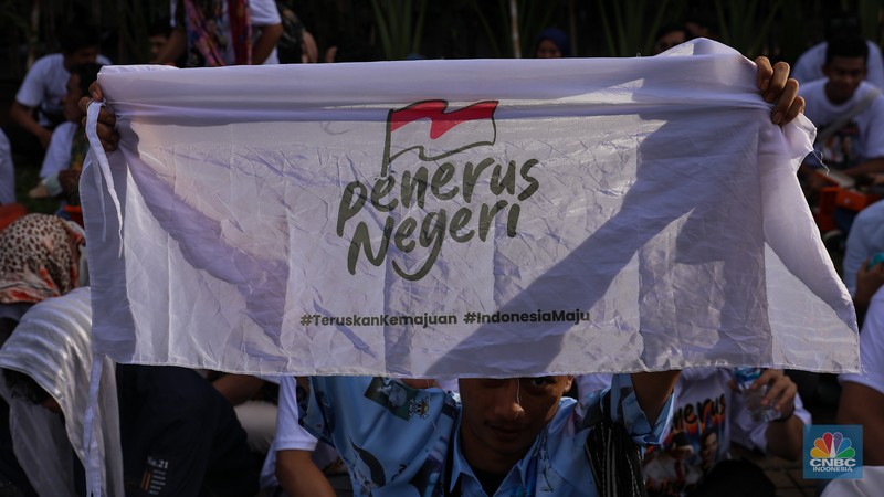 Pendukung pasangan Capres-Cawapres Prabowo Subianto dan Gibran Rakabuming Raka memberikan dukungan jelang Debat Capres Kelima di JCC Senayan, Jakarta, Minggu (4/2/2024). (CNBC Indonesia/Faisal Rahman) Pendukung pasangan Capres-Cawapres Prabowo Subianto dan Gibran Rakabuming Raka memberikan dukungan jelang Debat Capres Kelima di JCC Senayan, Jakarta, Minggu (4/2/2024). (CNBC Indonesia/Faisal Rahman)