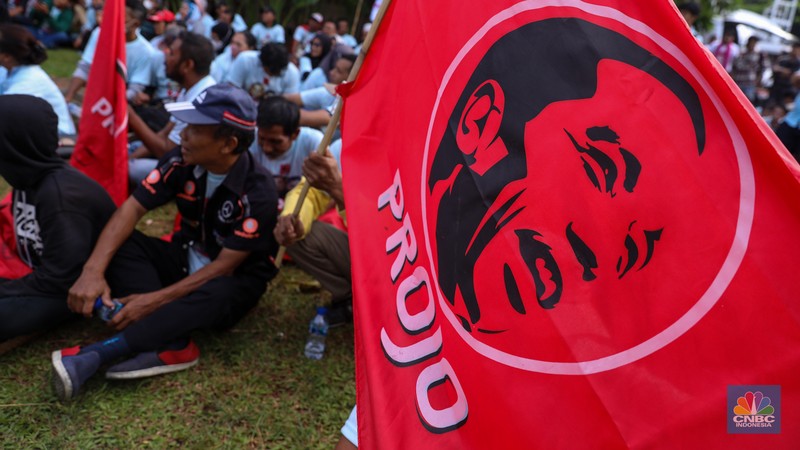 Pendukung pasangan Capres-Cawapres Prabowo Subianto dan Gibran Rakabuming Raka memberikan dukungan jelang Debat Capres Kelima di JCC Senayan, Jakarta, Minggu (4/2/2024). (CNBC Indonesia/Faisal Rahman) Pendukung pasangan Capres-Cawapres Prabowo Subianto dan Gibran Rakabuming Raka memberikan dukungan jelang Debat Capres Kelima di JCC Senayan, Jakarta, Minggu (4/2/2024). (CNBC Indonesia/Faisal Rahman)