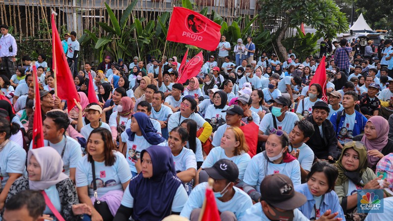 Pendukung pasangan Capres-Cawapres Prabowo Subianto dan Gibran Rakabuming Raka memberikan dukungan jelang Debat Capres Kelima di JCC Senayan, Jakarta, Minggu (4/2/2024). (CNBC Indonesia/Faisal Rahman) Pendukung pasangan Capres-Cawapres Prabowo Subianto dan Gibran Rakabuming Raka memberikan dukungan jelang Debat Capres Kelima di JCC Senayan, Jakarta, Minggu (4/2/2024). (CNBC Indonesia/Faisal Rahman)