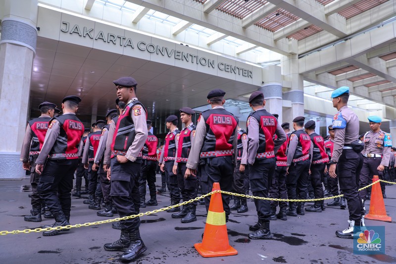 Petugas kepolisian melaksanakan apel untuk menjaga jalannya debat Calon Presiden (Capres) Kelima di Jakarta Convention Center (JCC), Jakarta, Minggu (4/2/2024). (CNBC Indonesia/Faisal Rahman) Petugas kepolisian melaksanakan apel untuk menjaga jalannya debat Calon Presiden (Capres) Kelima di Jakarta Convention Center (JCC), Jakarta, Minggu (4/2/2024). (CNBC Indonesia/Faisal Rahman)