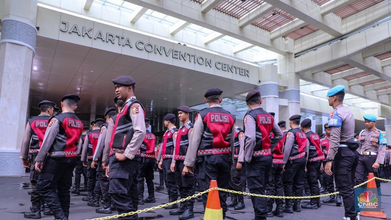 Petugas kepolisian melaksanakan apel untuk menjaga jalannya debat Calon Presiden (Capres) Kelima di Jakarta Convention Center (JCC), Jakarta, Minggu (4/2/2024). (CNBC Indonesia/Faisal Rahman)