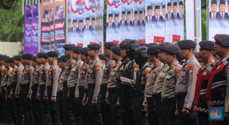 Petugas kepolisian melaksanakan apel untuk menjaga jalannya debat Calon Presiden (Capres) Kelima di Jakarta Convention Center (JCC), Jakarta, Minggu (4/2/2024). (CNBC Indonesia/Faisal Rahman) Petugas kepolisian melaksanakan apel untuk menjaga jalannya debat Calon Presiden (Capres) Kelima di Jakarta Convention Center (JCC), Jakarta, Minggu (4/2/2024). (CNBC Indonesia/Faisal Rahman)