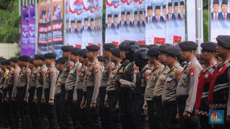 Petugas kepolisian melaksanakan apel untuk menjaga jalannya debat Calon Presiden (Capres) Kelima di Jakarta Convention Center (JCC), Jakarta, Minggu (4/2/2024). (CNBC Indonesia/Faisal Rahman)