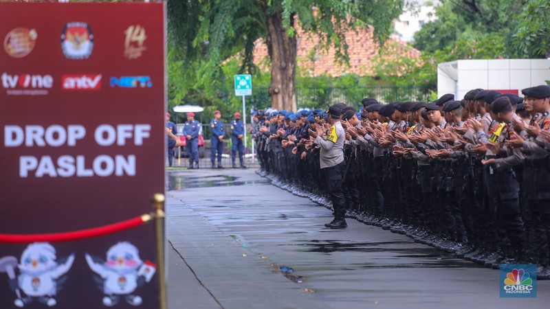 Petugas kepolisian melaksanakan apel untuk menjaga jalannya debat Calon Presiden (Capres) Kelima di Jakarta Convention Center (JCC), Jakarta, Minggu (4/2/2024). (CNBC Indonesia/Faisal Rahman) Petugas kepolisian melaksanakan apel untuk menjaga jalannya debat Calon Presiden (Capres) Kelima di Jakarta Convention Center (JCC), Jakarta, Minggu (4/2/2024). (CNBC Indonesia/Faisal Rahman)
