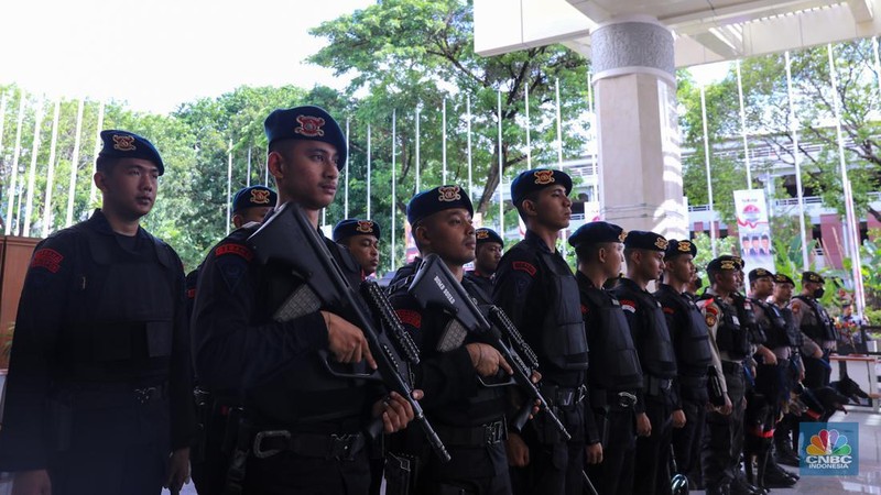 Petugas kepolisian melaksanakan apel untuk menjaga jalannya debat Calon Presiden (Capres) Kelima di Jakarta Convention Center (JCC), Jakarta, Minggu (4/2/2024). (CNBC Indonesia/Faisal Rahman)