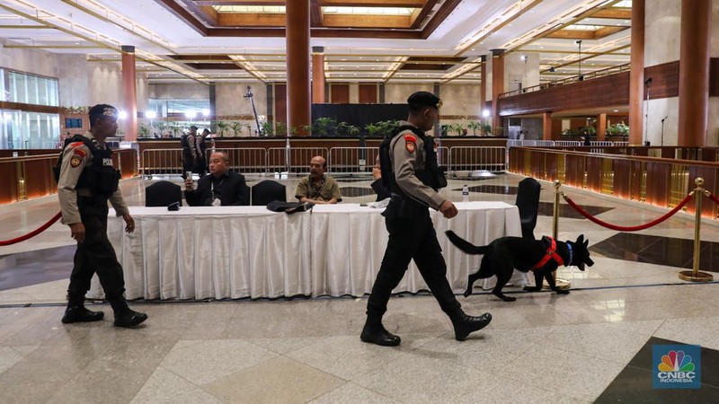 Petugas kepolisian melaksanakan apel untuk menjaga jalannya debat Calon Presiden (Capres) Kelima di Jakarta Convention Center (JCC), Jakarta, Minggu (4/2/2024). (CNBC Indonesia/Faisal Rahman)