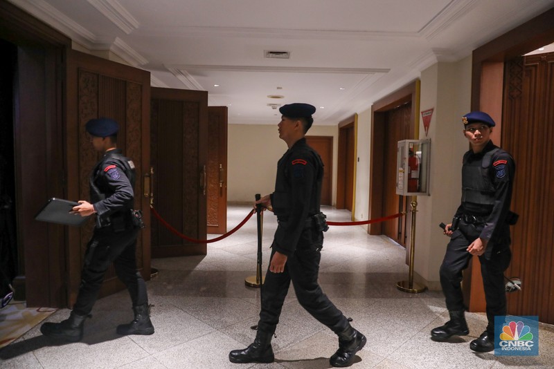 Petugas kepolisian melaksanakan apel untuk menjaga jalannya debat Calon Presiden (Capres) Kelima di Jakarta Convention Center (JCC), Jakarta, Minggu (4/2/2024). (CNBC Indonesia/Faisal Rahman) Petugas kepolisian melaksanakan apel untuk menjaga jalannya debat Calon Presiden (Capres) Kelima di Jakarta Convention Center (JCC), Jakarta, Minggu (4/2/2024). (CNBC Indonesia/Faisal Rahman)