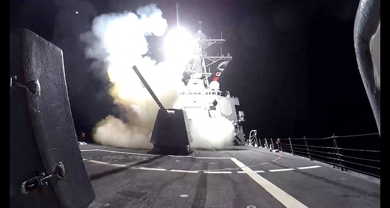 Sebuah jet tempur diluncurkan dari kapal induk Angkatan Laut AS USS Dwight D. Eisenhower selama serangan terhadap apa yang oleh militer AS digambarkan sebagai sasaran militer Houthi di Yaman, 3 Februari 2024. Sebuah jet tempur diluncurkan dari kapal induk Angkatan Laut AS USS Dwight D. Eisenhower selama serangan terhadap apa yang oleh militer AS digambarkan sebagai sasaran militer Houthi di Yaman, 3 Februari 2024. (U.S. Navy/Mass Communication Specialist 3rd Class Janae Chambers/Handout via REUTERS)