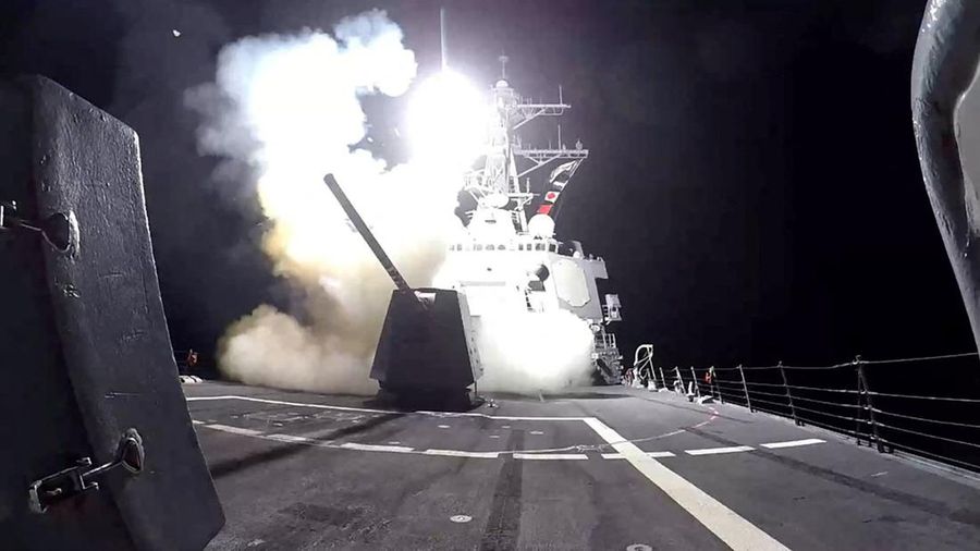 Rudal serangan darat Tomahawk (TLAM) diluncurkan dari kapal perusak berpeluru kendali kelas Arleigh Burke Angkatan Laut AS USS Gravely terhadap apa yang oleh militer AS digambarkan sebagai sasaran militer Houthi di Yaman, 3 Februari 2024. (U.S. Central Command/Handout via REUTERS)