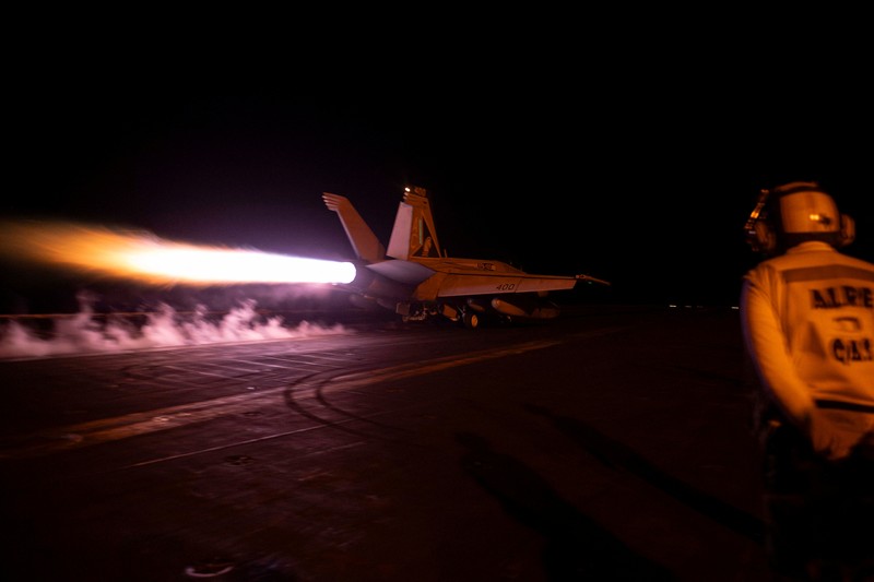 Sebuah jet tempur diluncurkan dari kapal induk Angkatan Laut AS USS Dwight D. Eisenhower selama serangan terhadap apa yang oleh militer AS digambarkan sebagai sasaran militer Houthi di Yaman, 3 Februari 2024. Sebuah jet tempur diluncurkan dari kapal induk Angkatan Laut AS USS Dwight D. Eisenhower selama serangan terhadap apa yang oleh militer AS digambarkan sebagai sasaran militer Houthi di Yaman, 3 Februari 2024. (U.S. Navy/Mass Communication Specialist 3rd Class Janae Chambers/Handout via REUTERS)