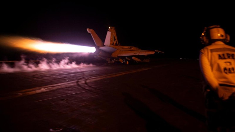 Sebuah jet tempur diluncurkan dari kapal induk Angkatan Laut AS USS Dwight D. Eisenhower selama serangan terhadap apa yang oleh militer AS digambarkan sebagai sasaran militer Houthi di Yaman, 3 Februari 2024. (U.S. Navy/Mass Communication Specialist 3rd Class Janae Chambers/Handout via REUTERS)