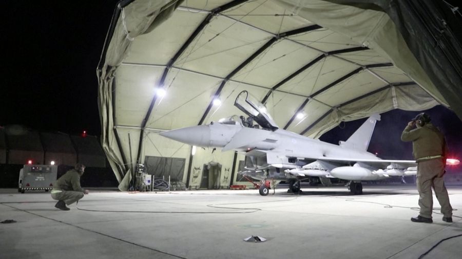Sebuah jet tempur diluncurkan dari kapal induk Angkatan Laut AS USS Dwight D. Eisenhower selama serangan terhadap apa yang oleh militer AS digambarkan sebagai sasaran militer Houthi di Yaman, 3 Februari 2024. (U.S. Navy/Mass Communication Specialist 3rd Class Janae Chambers/Handout via REUTERS)