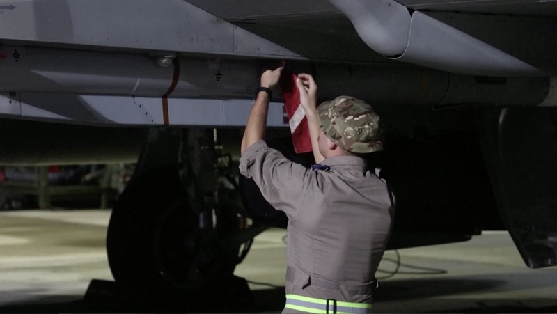 Sebuah jet tempur diluncurkan dari kapal induk Angkatan Laut AS USS Dwight D. Eisenhower selama serangan terhadap apa yang oleh militer AS digambarkan sebagai sasaran militer Houthi di Yaman, 3 Februari 2024. Sebuah jet tempur diluncurkan dari kapal induk Angkatan Laut AS USS Dwight D. Eisenhower selama serangan terhadap apa yang oleh militer AS digambarkan sebagai sasaran militer Houthi di Yaman, 3 Februari 2024. (U.S. Navy/Mass Communication Specialist 3rd Class Janae Chambers/Handout via REUTERS)