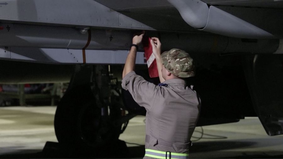 Sebuah jet tempur diluncurkan dari kapal induk Angkatan Laut AS USS Dwight D. Eisenhower selama serangan terhadap apa yang oleh militer AS digambarkan sebagai sasaran militer Houthi di Yaman, 3 Februari 2024. (U.S. Navy/Mass Communication Specialist 3rd Class Janae Chambers/Handout via REUTERS)
