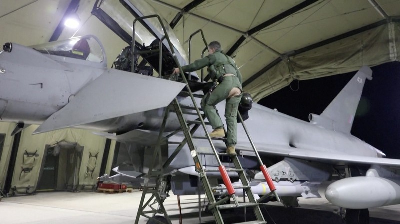 Sebuah jet tempur diluncurkan dari kapal induk Angkatan Laut AS USS Dwight D. Eisenhower selama serangan terhadap apa yang oleh militer AS digambarkan sebagai sasaran militer Houthi di Yaman, 3 Februari 2024. Sebuah jet tempur diluncurkan dari kapal induk Angkatan Laut AS USS Dwight D. Eisenhower selama serangan terhadap apa yang oleh militer AS digambarkan sebagai sasaran militer Houthi di Yaman, 3 Februari 2024. (U.S. Navy/Mass Communication Specialist 3rd Class Janae Chambers/Handout via REUTERS)