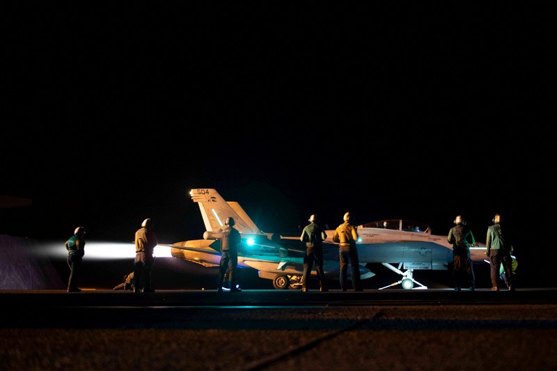 Sebuah jet tempur diluncurkan dari kapal induk Angkatan Laut AS USS Dwight D. Eisenhower selama serangan terhadap apa yang oleh militer AS digambarkan sebagai sasaran militer Houthi di Yaman, 3 Februari 2024. Sebuah jet tempur diluncurkan dari kapal induk Angkatan Laut AS USS Dwight D. Eisenhower selama serangan terhadap apa yang oleh militer AS digambarkan sebagai sasaran militer Houthi di Yaman, 3 Februari 2024. (U.S. Navy/Mass Communication Specialist 3rd Class Janae Chambers/Handout via REUTERS)