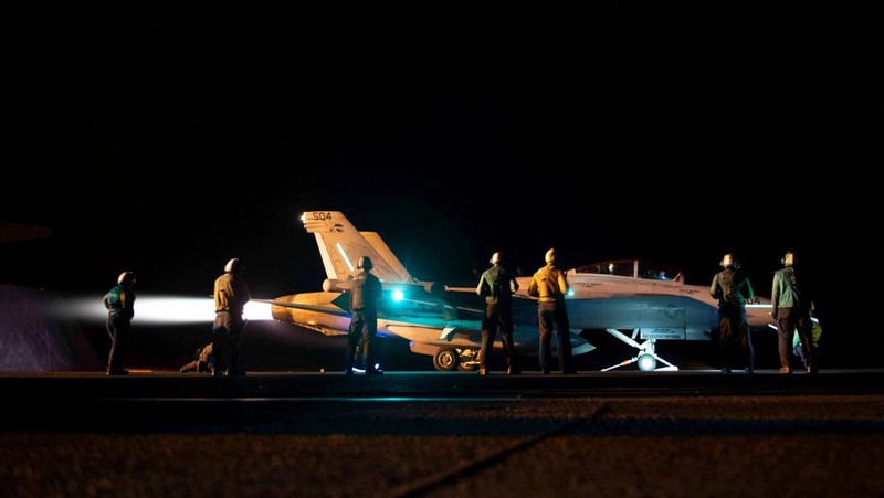 Sebuah jet tempur diluncurkan dari kapal induk Angkatan Laut AS USS Dwight D. Eisenhower selama serangan terhadap apa yang oleh militer AS digambarkan sebagai sasaran militer Houthi di Yaman, 3 Februari 2024. (U.S. Navy/Mass Communication Specialist 3rd Class Janae Chambers/Handout via REUTERS)