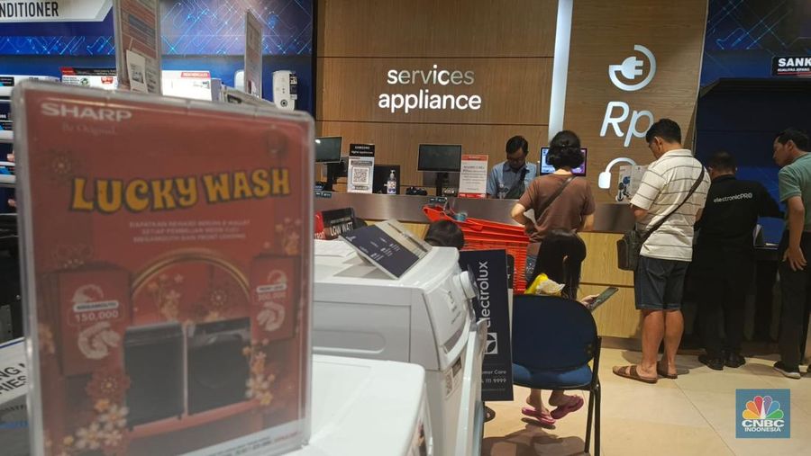 Sejumlah pengunjung Transmart Central Park melihat produk elektronik dalam promo Transmart Full Day Sale pada Minggu, (4/2/2024). (CNBC Indonesia/Rosseno Aji Nugroho)