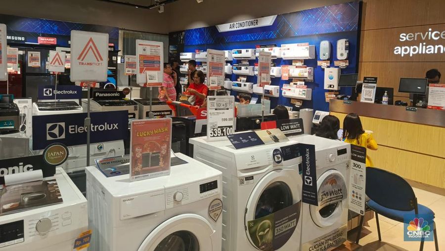 Sejumlah pengunjung Transmart Central Park melihat produk elektronik dalam promo Transmart Full Day Sale pada Minggu, (4/2/2024). (CNBC Indonesia/Rosseno Aji Nugroho)