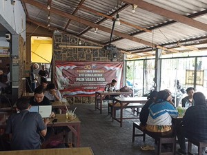 Polisi Sasar Warkop di Surabaya Sosialisasikan Pemilu Damai