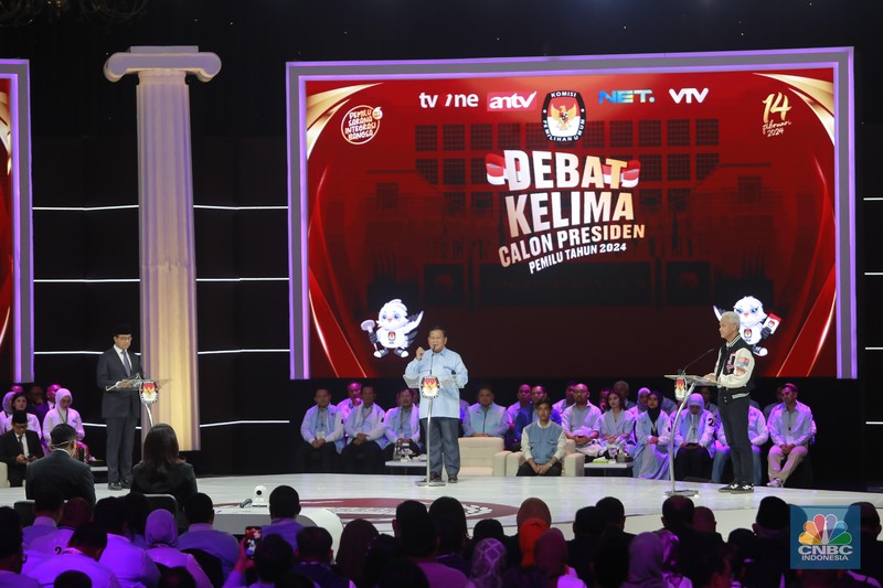 Capres nomor urut 1 Anies Baswedan saat meyampaikan pemaparan di debat Capres kelima. (CNBC Indonesia/Muhammad Sabki) Capres nomor urut 1 Anies Baswedan saat meyampaikan pemaparan di debat Capres kelima. (CNBC Indonesia/Muhammad Sabki)