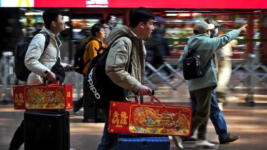 Suasana warga China mudik jelang liburan Tahun Baru Imlek. (AP Photo/Andy Wong)