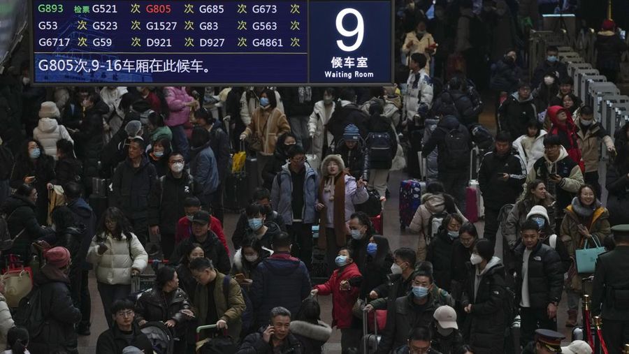 Suasana warga China mudik jelang liburan Tahun Baru Imlek. (AP Photo/Andy Wong)