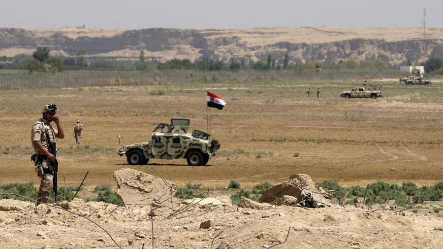 Tentara Iraq berpatroli diperbatasan AL-Qaim setelah serangan udara Amerika Serikat. (AP Photo/Khalid Mohammed)