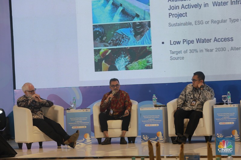Sekjen Kementerian PUPR, Mohammad Zainal Fatah memberi pemaparan di acara Road to 10th World Water Forum di menara Danareksa, Jakarta, Senin, (5/2/2024). (CNBC Indonesia/Muhammad Sabki)