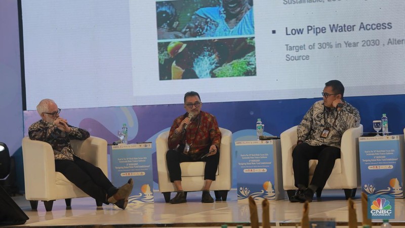 Sekjen Kementerian PUPR, Mohammad Zainal Fatah memberi pemaparan di acara Road to 10th World Water Forum di menara Danareksa, Jakarta, Senin, (5/2/2024). (CNBC Indonesia/Muhammad Sabki)
