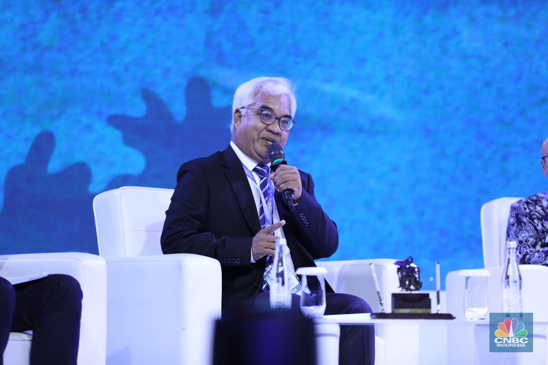 Penyerahaan penghargaan kepada pembicara dalam acara Indonesia Marine And Fisheries Business Forum 2024 di Fairmont Jakarta, Senin (5/2/2024). (CNBC Indonesia/Tri Susilo)