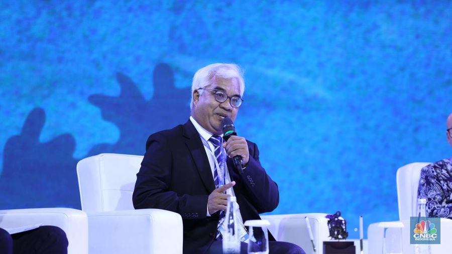 Penyerahaan penghargaan kepada pembicara dalam acara Indonesia Marine And Fisheries Business Forum 2024 di Fairmont Jakarta, Senin (5/2/2024). (CNBC Indonesia/Tri Susilo)