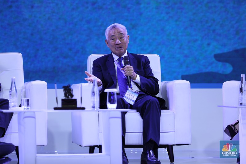 Penyerahaan penghargaan kepada pembicara dalam acara Indonesia Marine And Fisheries Business Forum 2024 di Fairmont Jakarta, Senin (5/2/2024). (CNBC Indonesia/Tri Susilo) Penyerahaan penghargaan kepada pembicara dalam acara Indonesia Marine And Fisheries Business Forum 2024 di Fairmont Jakarta, Senin (5/2/2024). (CNBC Indonesia/Tri Susilo)