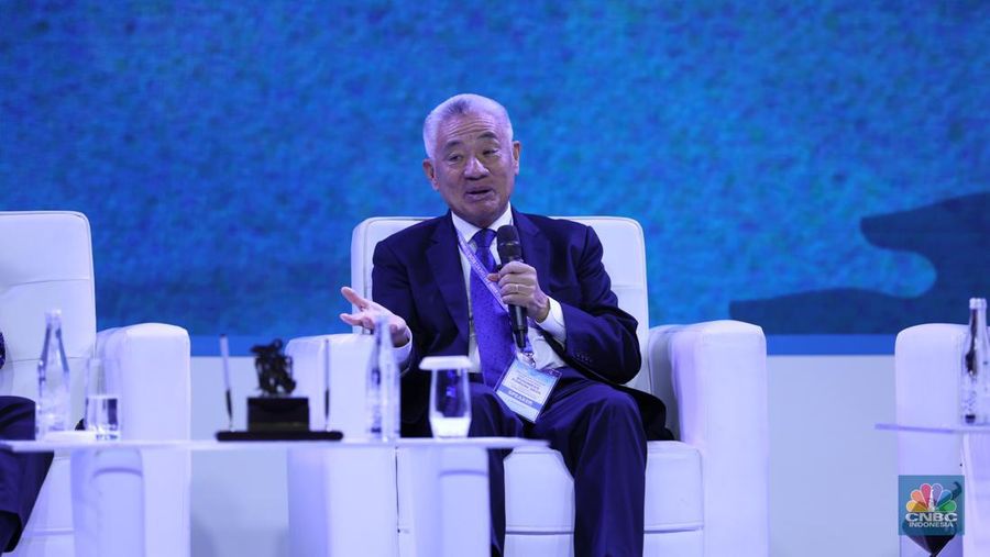 Penyerahaan penghargaan kepada pembicara dalam acara Indonesia Marine And Fisheries Business Forum 2024 di Fairmont Jakarta, Senin (5/2/2024). (CNBC Indonesia/Tri Susilo)