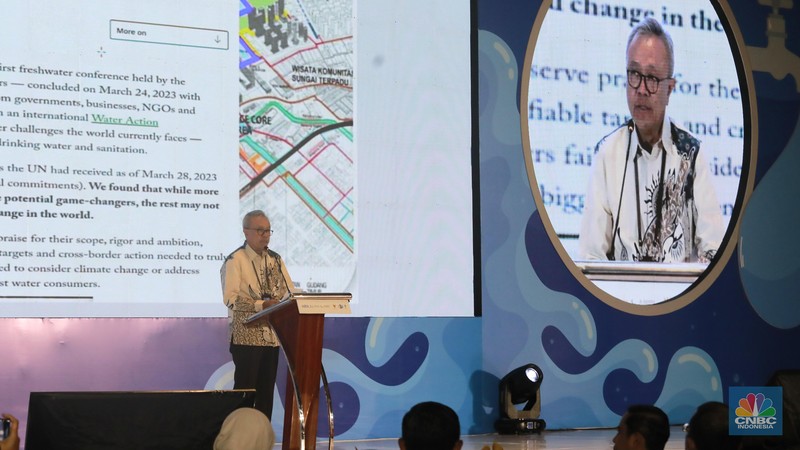 Sekjen Kementerian PUPR, Mohammad Zainal Fatah memberi pemaparan di acara Road to 10th World Water Forum di menara Danareksa, Jakarta, Senin, (5/2/2024). (CNBC Indonesia/Muhammad Sabki)