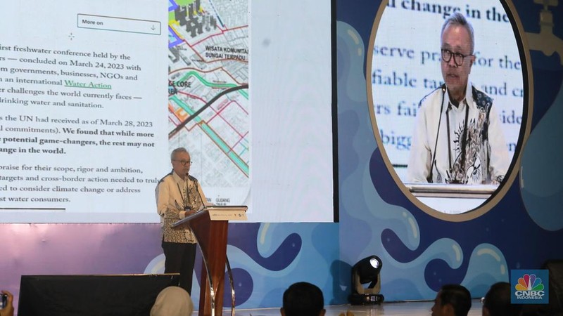 Sekjen Kementerian PUPR, Mohammad Zainal Fatah memberi pemaparan di acara Road to 10th World Water Forum di menara Danareksa, Jakarta, Senin, (5/2/2024). (CNBC Indonesia/Muhammad Sabki)