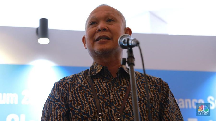 Direktur Jenderal Pembiayaan Infrastruktur Kementerian PUPR, Herry Trisaputra Zuna memberi keterangan pers di acara Road to 10th World Water Forum di menara Danareksa, Jakarta, Senin, (5/2/2024). (CNBC Indonesia/Muhammad Sabki)