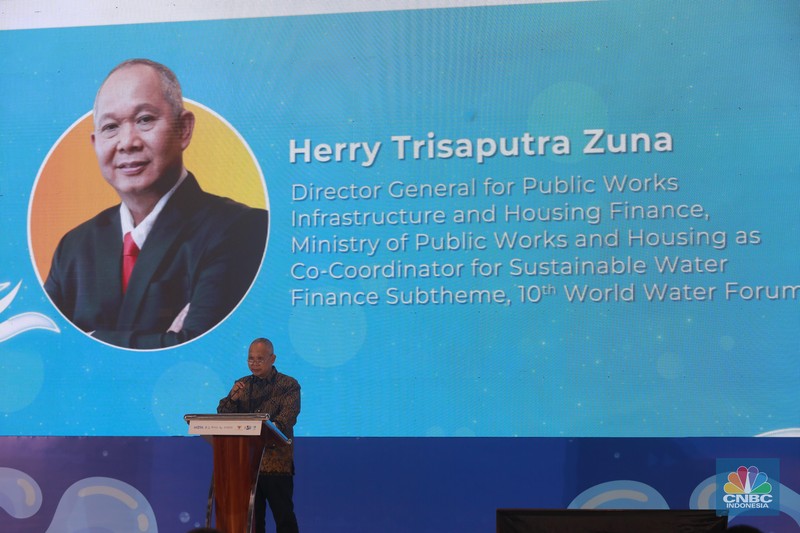 Sekjen Kementerian PUPR, Mohammad Zainal Fatah memberi pemaparan di acara Road to 10th World Water Forum di menara Danareksa, Jakarta, Senin, (5/2/2024). (CNBC Indonesia/Muhammad Sabki)