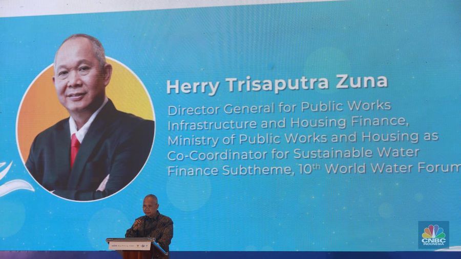 Direktur Jenderal Pembiayaan Infrastruktur Kementerian PUPR, Herry Trisaputra Zuna memberi pemaparan di acara Road to 10th World Water Forum di menara Danareksa, Jakarta, Senin, (5/2/2024). (CNBC Indonesia/Muhammad Sabki)