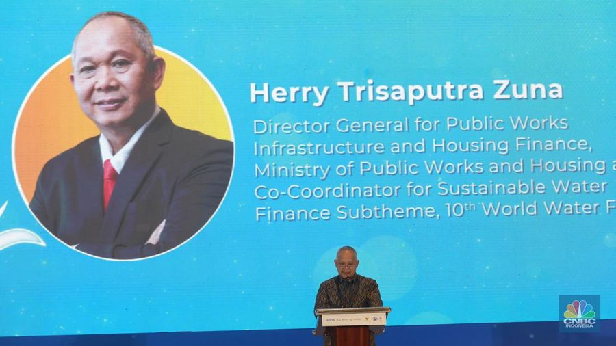 Direktur Jenderal Pembiayaan Infrastruktur Kementerian PUPR, Herry Trisaputra Zuna memberi pemaparan di acara Road to 10th World Water Forum di menara Danareksa, Jakarta, Senin, (5/2/2024). (CNBC Indonesia/Muhammad Sabki)
