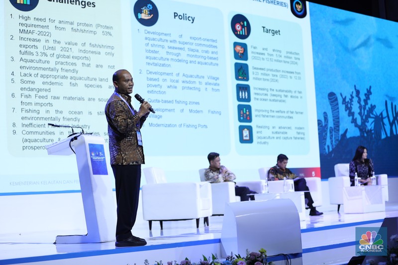 Penyerahaan penghargaan kepada pembicara dalam acara Indonesia Marine And Fisheries Business Forum 2024 di Fairmont Jakarta, Senin (5/2/2024). (CNBC Indonesia/Tri Susilo) Penyerahaan penghargaan kepada pembicara dalam acara Indonesia Marine And Fisheries Business Forum 2024 di Fairmont Jakarta, Senin (5/2/2024). (CNBC Indonesia/Tri Susilo)