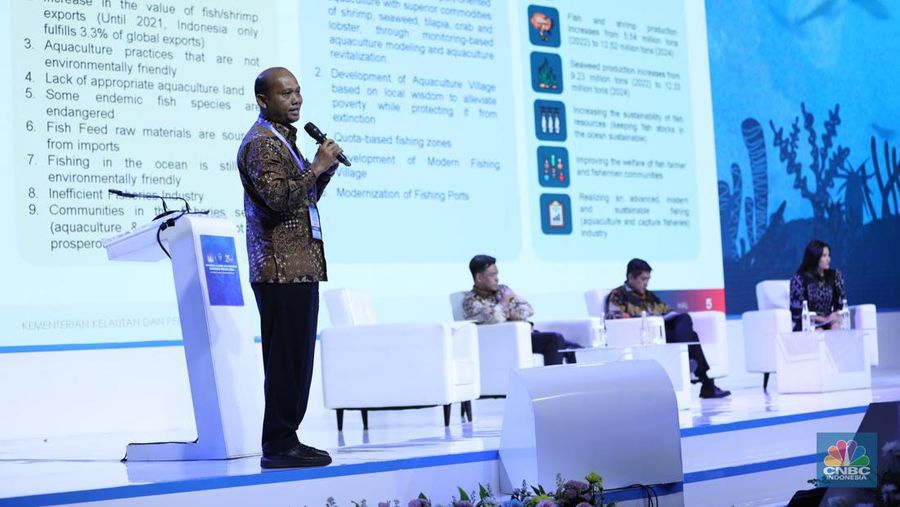 Penyerahaan penghargaan kepada pembicara dalam acara Indonesia Marine And Fisheries Business Forum 2024 di Fairmont Jakarta, Senin (5/2/2024). (CNBC Indonesia/Tri Susilo)