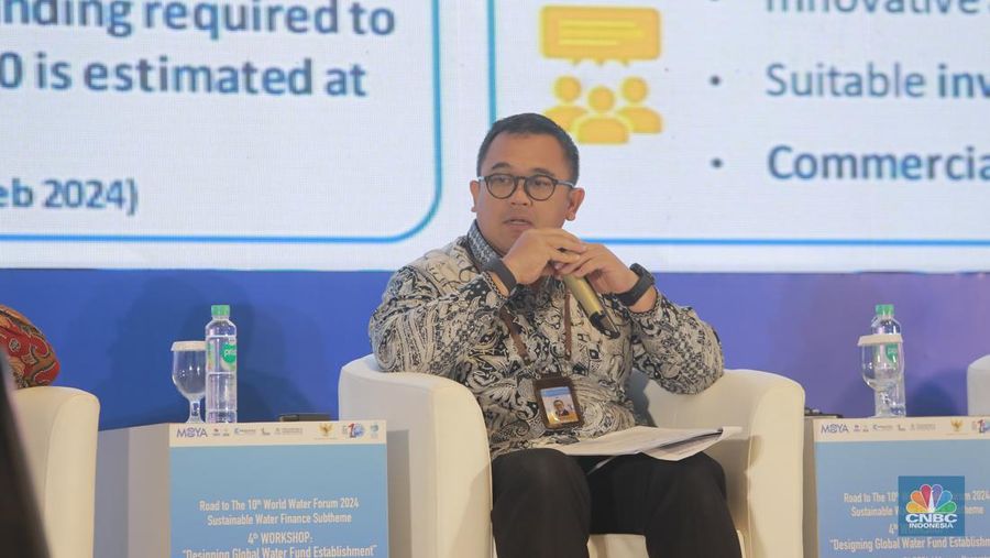 Direktur Utama Danareksa, Yadi Jaya Ruchandi memberi pemaparan di acara Road to 10th World Water Forum di menara Danareksa, Jakarta, Senin,(5/2/2024). (CNBC Indonesia/Muhammad Sabki)