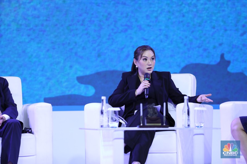 Penyerahaan penghargaan kepada pembicara dalam acara Indonesia Marine And Fisheries Business Forum 2024 di Fairmont Jakarta, Senin (5/2/2024). (CNBC Indonesia/Tri Susilo) Penyerahaan penghargaan kepada pembicara dalam acara Indonesia Marine And Fisheries Business Forum 2024 di Fairmont Jakarta, Senin (5/2/2024). (CNBC Indonesia/Tri Susilo)