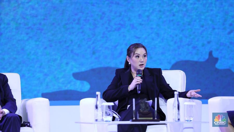 Penyerahaan penghargaan kepada pembicara dalam acara Indonesia Marine And Fisheries Business Forum 2024 di Fairmont Jakarta, Senin (5/2/2024). (CNBC Indonesia/Tri Susilo)