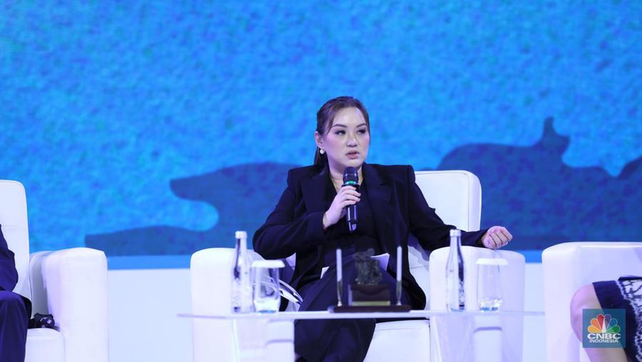 Direktur Utama Indonesia Evergreen Group, Tina Maria dalam diskusi panel Indonesia Marine And Fisheries Business Forum 2024, di Fairmont Jakarta, pada Senin (5/2/2024). (CNBC Indonesia/Tri Susilo)